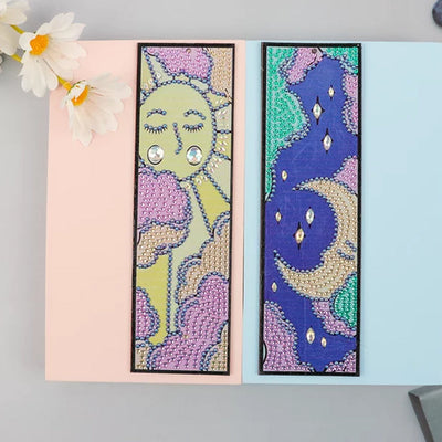 2Pcs de Marque-Pages en Cuir Soleil et Lune Animés Broderie Diamant