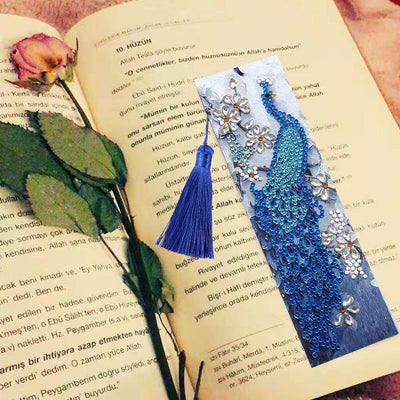 Marque-Pages en Cuir Orchidée et Paon Bleu Broderie Diamant