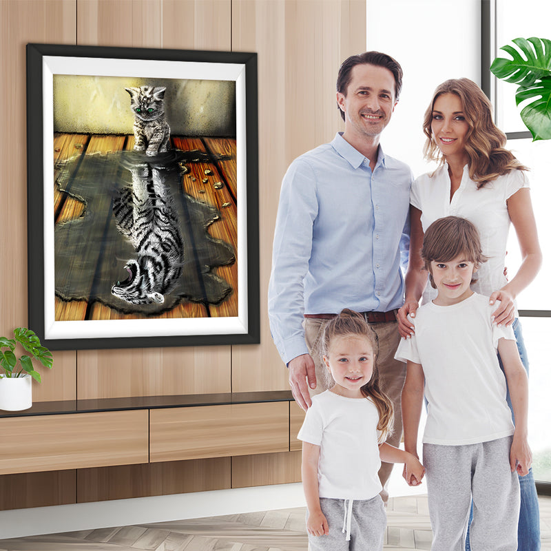 Chaton Rayé et Tigre dans la Reflet dans l&