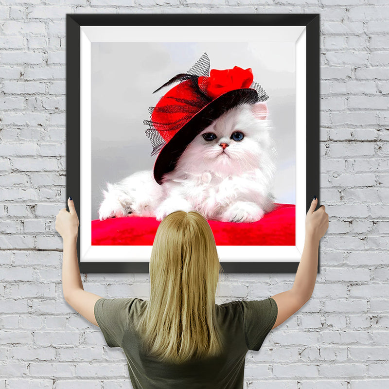Chaton Blanc Elegant en Chapeau Rouge Broderie Diamant