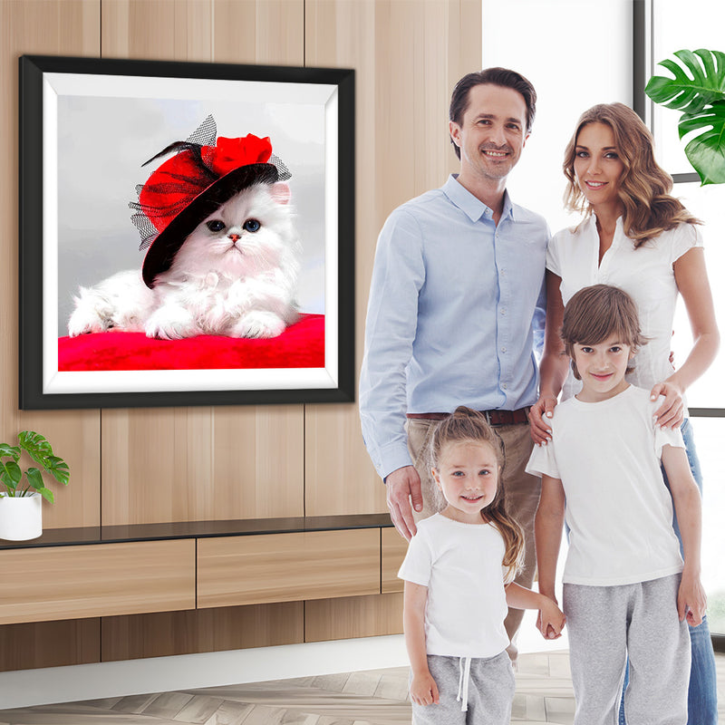 Chaton Blanc Elegant en Chapeau Rouge Broderie Diamant