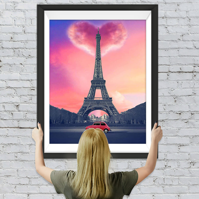 Voiture Rouge devant Tour Eiffel avec de Nuage de Cœur Broderie Diamant