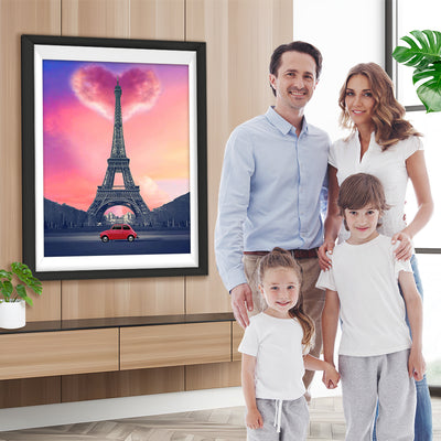 Voiture Rouge devant Tour Eiffel avec de Nuage de Cœur Broderie Diamant