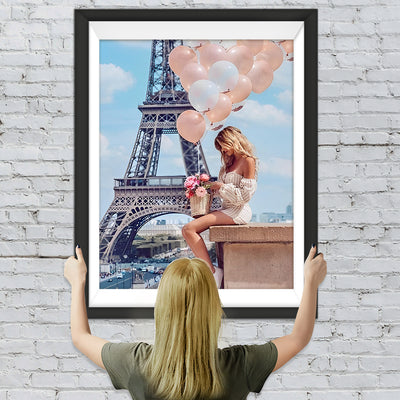 Femme avec des Ballons devant Eiffel Broderie Diamant