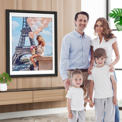 Femme avec des Ballons devant Eiffel Broderie Diamant