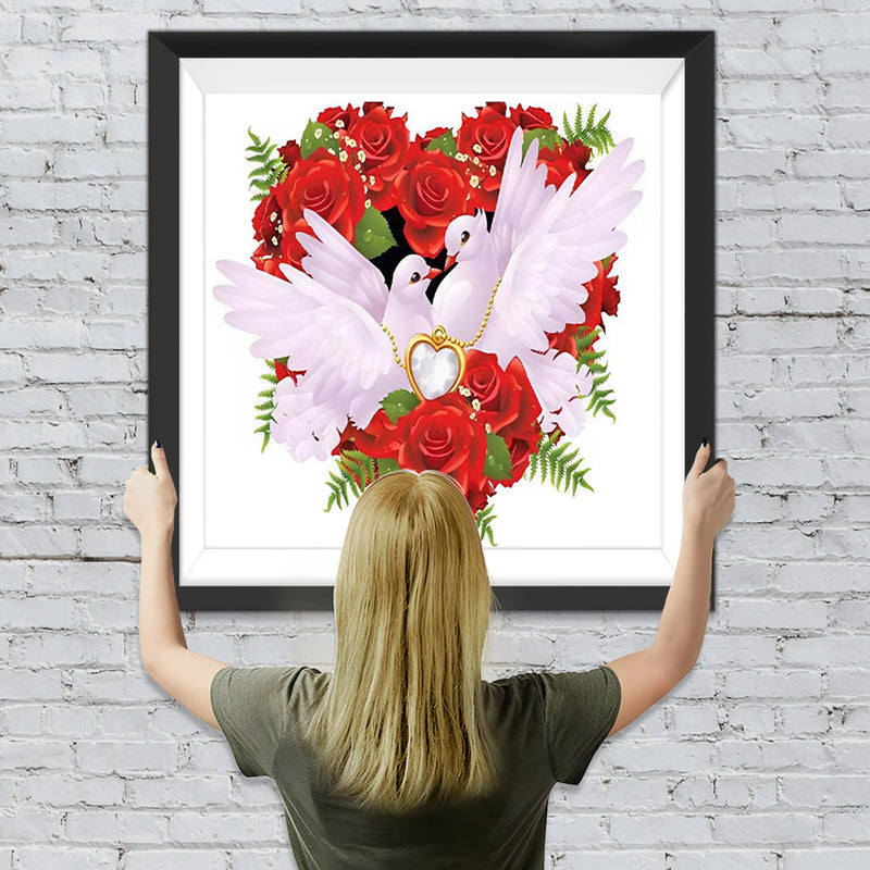Colombes Couple avec une Couronne de Roses Rouges Broderie Diamant