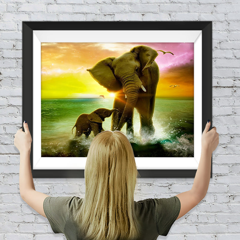 Mère Éléphant et Son Bébé Jouant avec l&