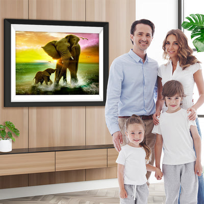 Mère Éléphant et Son Bébé Jouant avec l'Eau Broderie Diamant