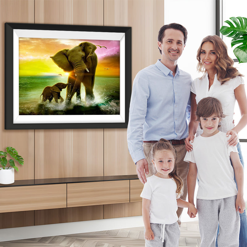 Mère Éléphant et Son Bébé Jouant avec l&