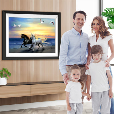 Cheval Noir et Cheval Blanc Courant au Bord de la Mer Broderie Diamant