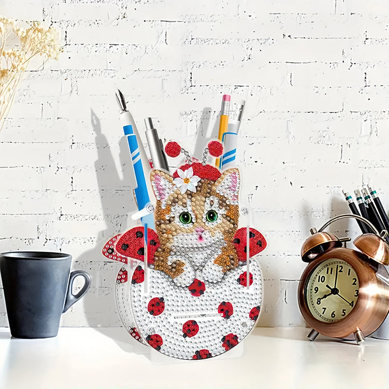 Porte-Stylo Chat Mignon dans La Tasse Broderie Diamant