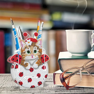 Porte-Stylo Chat Mignon dans La Tasse Broderie Diamant