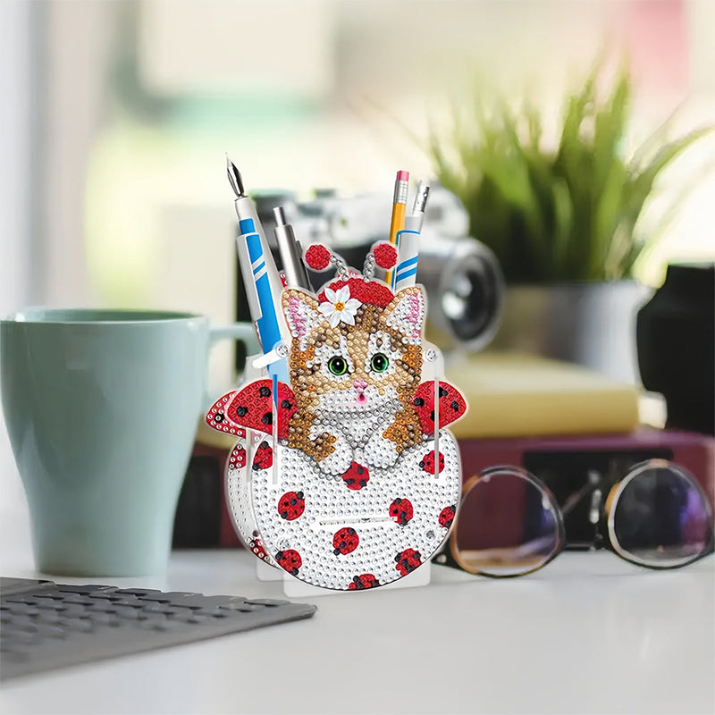 Porte-Stylo Chat Mignon dans La Tasse Broderie Diamant