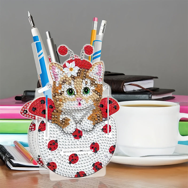 Porte-Stylo Chat Mignon dans La Tasse Broderie Diamant