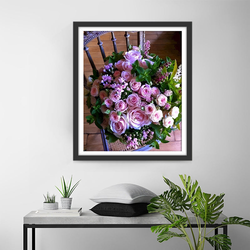 Bouquet de Roses Pourpres sur une Chaise Broderie Diamant