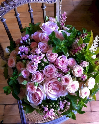 Bouquet de Roses Pourpres sur une Chaise Broderie Diamant