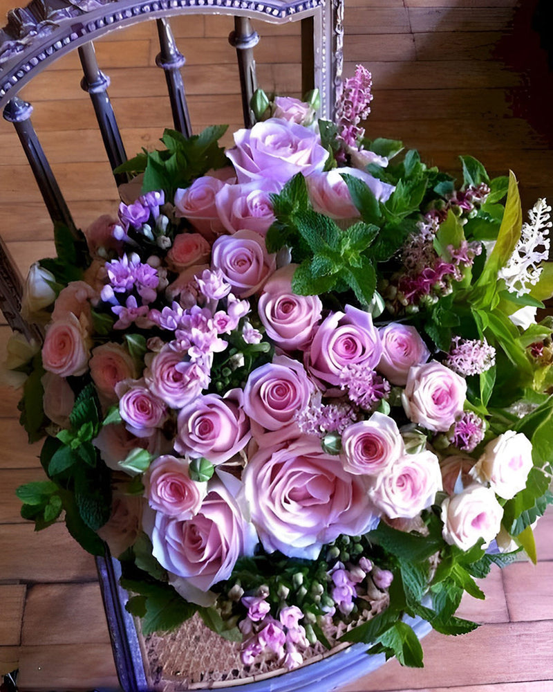 Bouquet de Roses Pourpres sur une Chaise Broderie Diamant