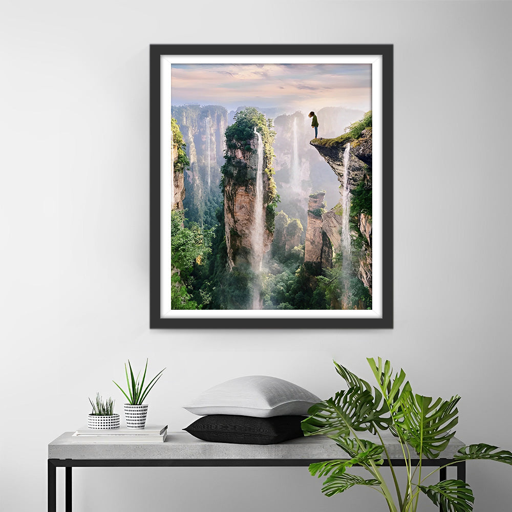 Cascades et Fille sur les Falaises Broderie Diamant