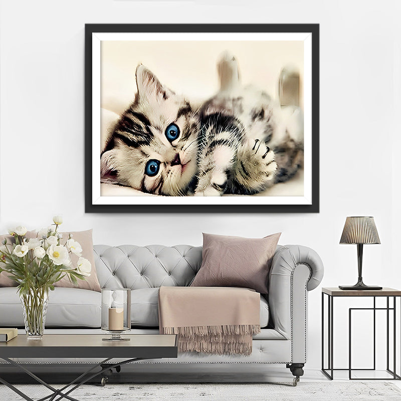 Chat Mignon aux Yeux Bleus Broderie Diamant