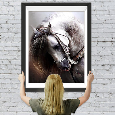 Cheval Blanc à la Crinière Longue Broderie Diamant