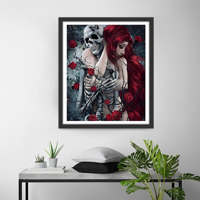 Crâne et Belle aux Cheveux Roux dans des Roses Rouges Broderie Diamant