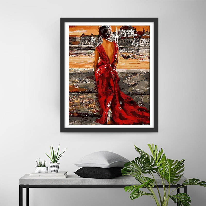 Femme en Robe Rouge devant le Palais Broderie Diamant