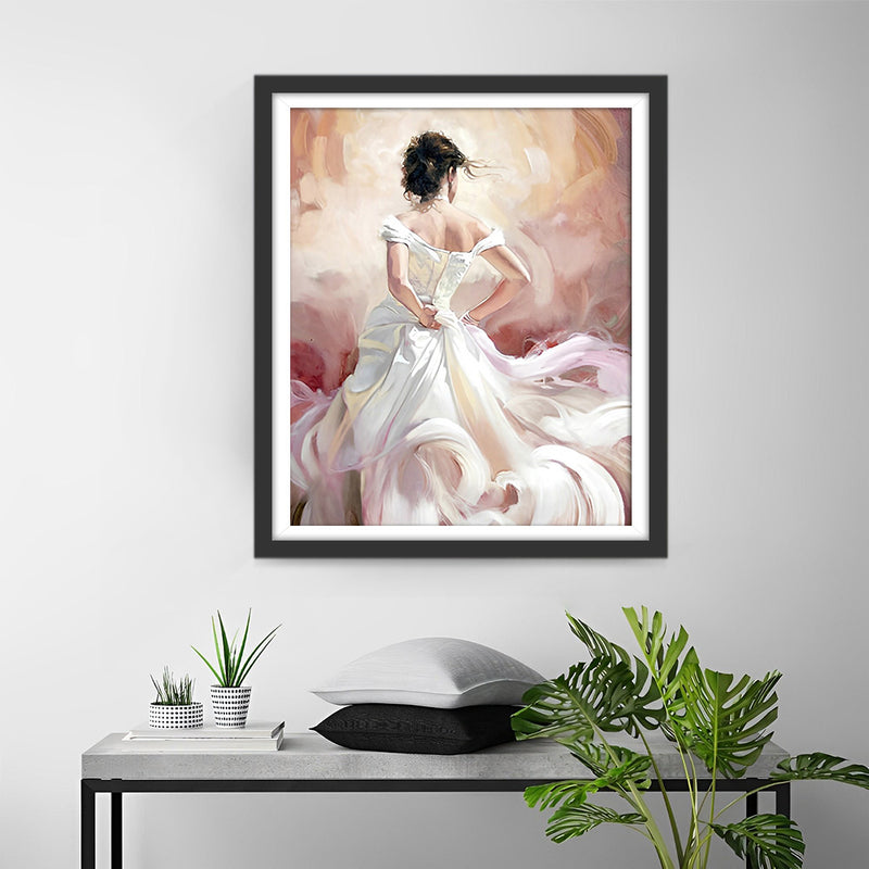 Femme en Superbe Robe Blanche Broderie Diamant