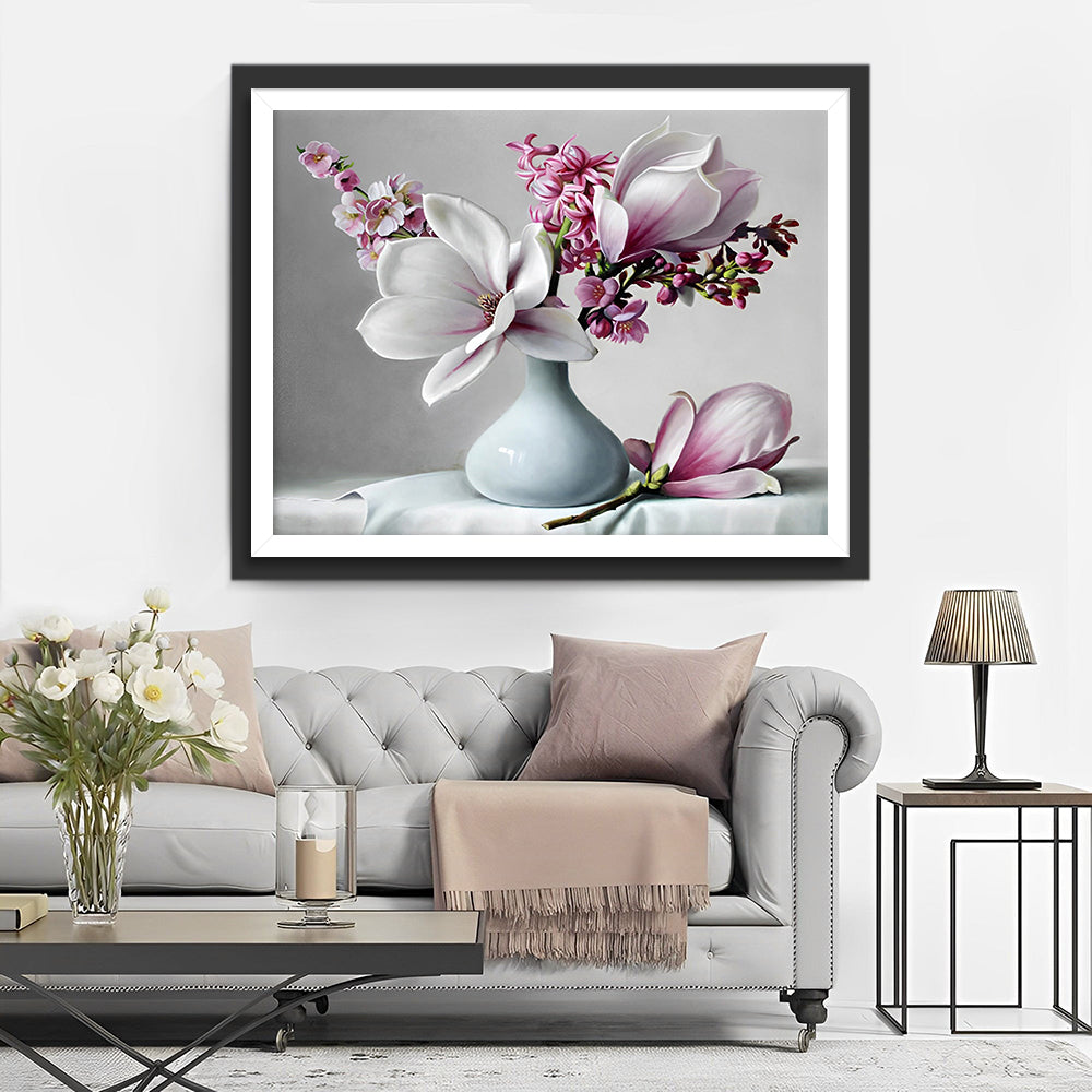 Magnolias et Orchidee dans un Vase Blanc Broderie Diamant