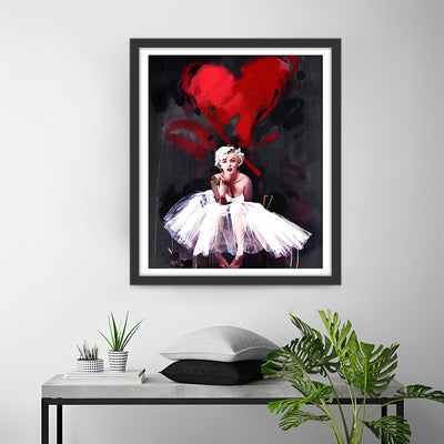 Marilyn Monroe en Robe Blanche avec un Cœur Rouge Broderie Diamant