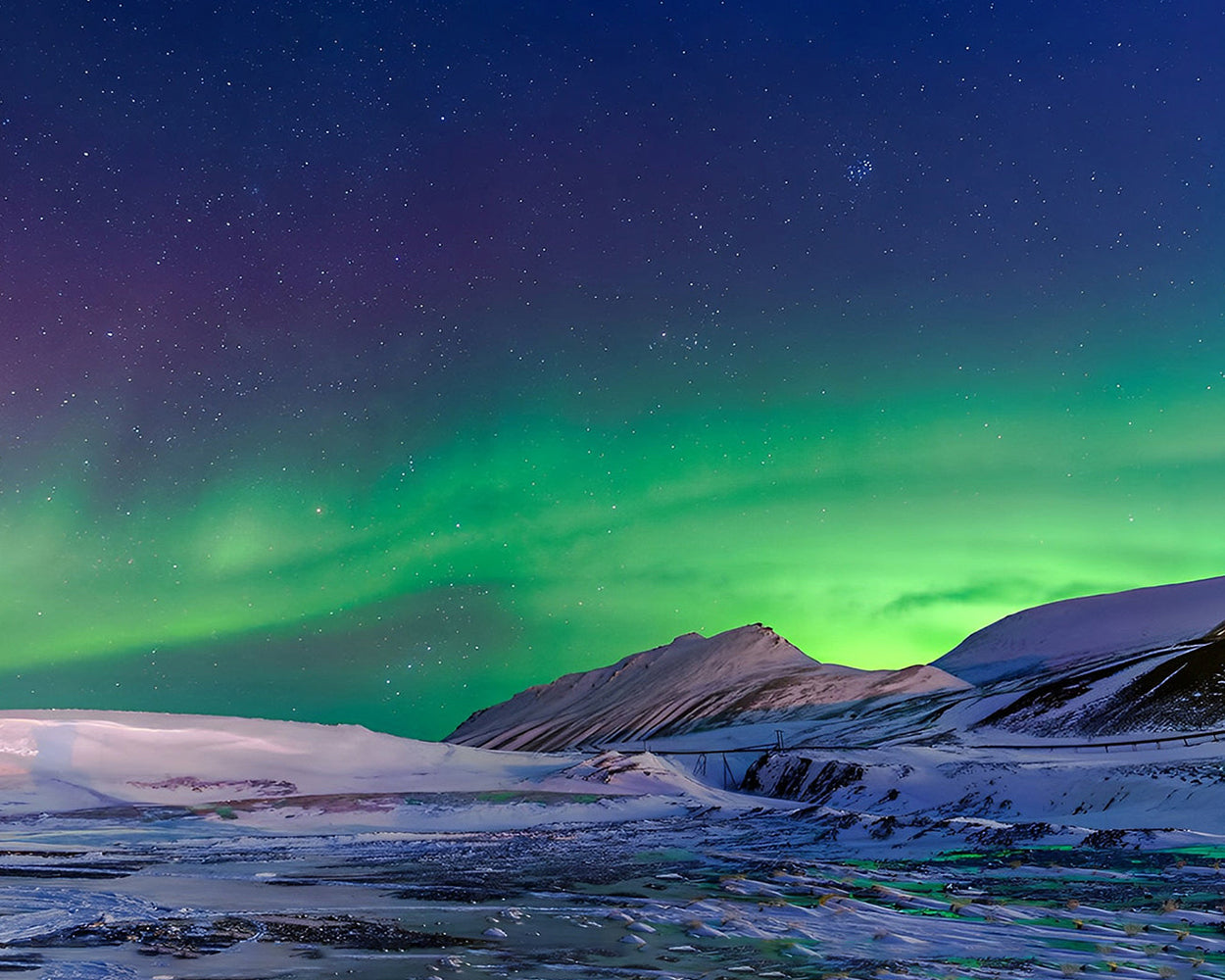 Montagnes sous une Aurore Verte Broderie Diamant