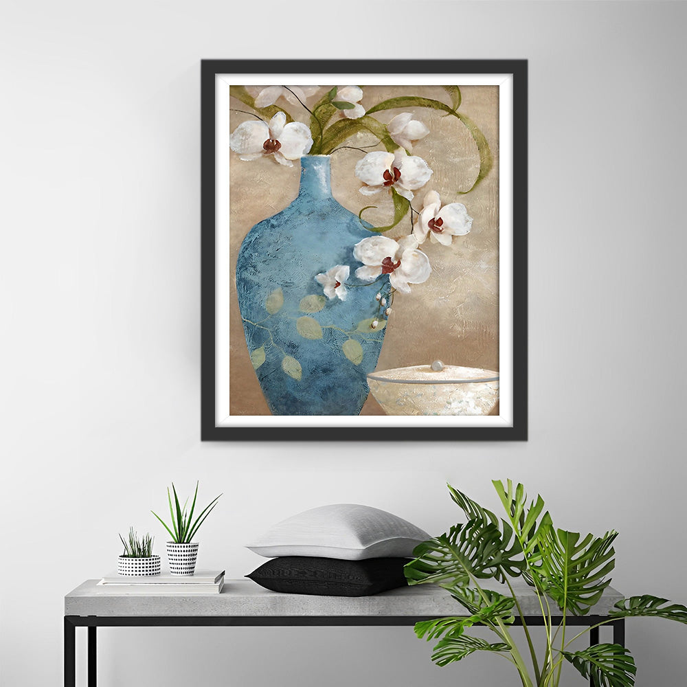 Orchidee Blanche dans un Vase Bleu Paon Broderie Diamant