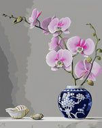 Orchidee dans un Vase en Porcelaine Bleue et Blanche Broderie Diamant