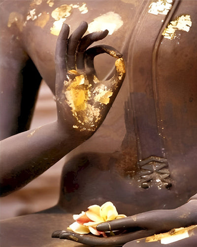 Petales et Feuille d'Or dans les Mains de Bouddha Broderie Diamant