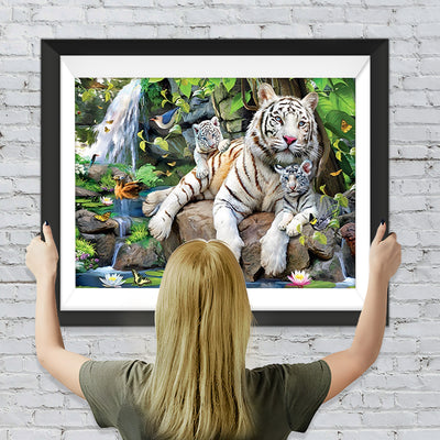Tigre Blanc et Doré dans les Montagne Broderie Diamant