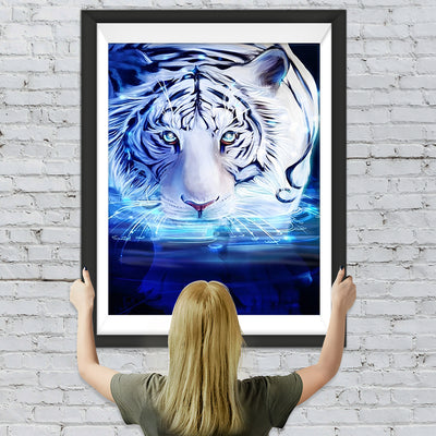 Tigre Blanc Imposant dans l'Eau Broderie Diamant