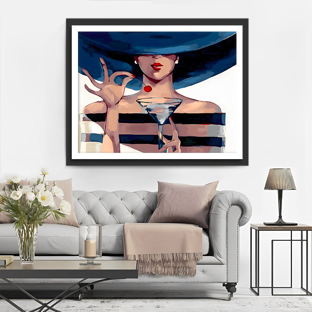 Une Femme Tenant un Cocktail Broderie Diamant