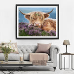 Vache Highland parmi les Fleurs Pourpres Broderie Diamant