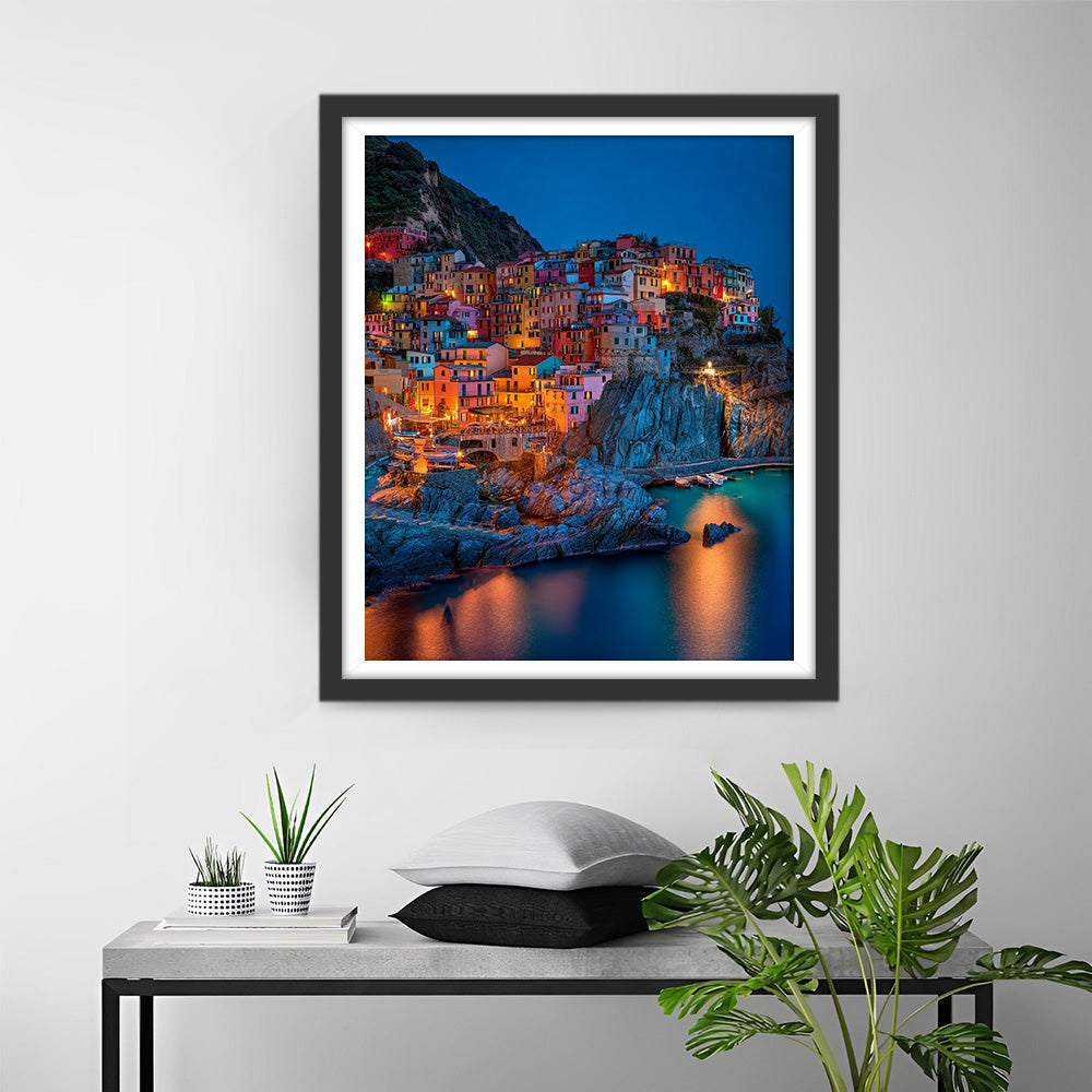 Vue Nocturne d'une Ville au Bord de Mer Broderie Diamant