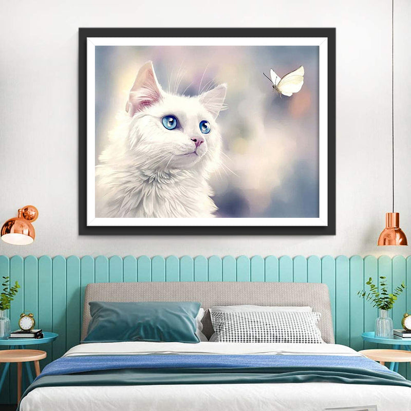 Chat Blanc Angélique et Beau Papillon Broderie Diamant