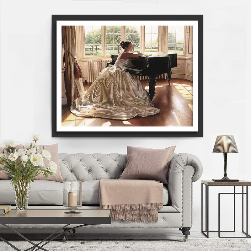 Femme au Piano en Robe Blanche Broderie Diamant