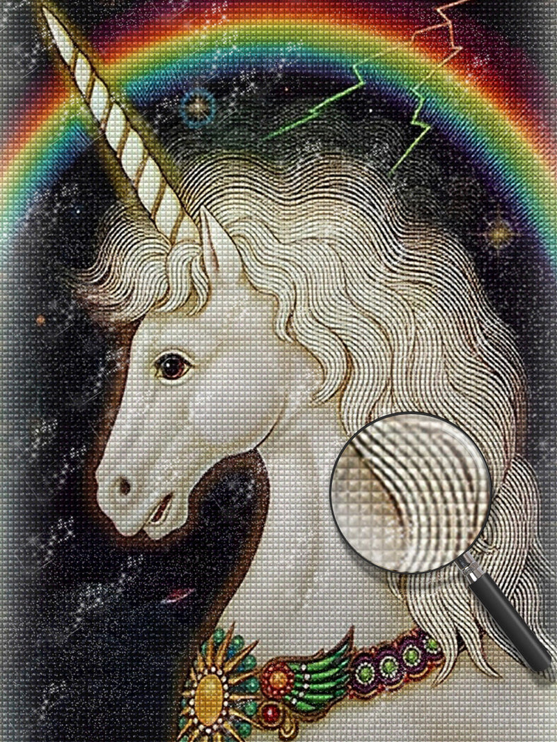 Licorne Blanche Portant un Collier Broderie Diamant