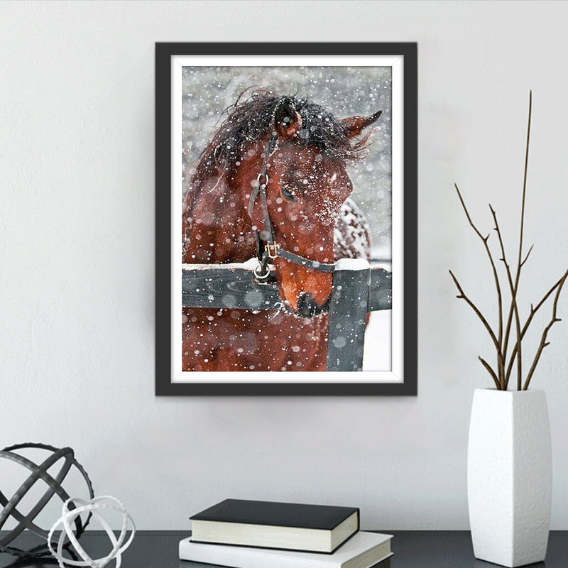 Cheval Brun Regardant la Neige Broderie Diamant