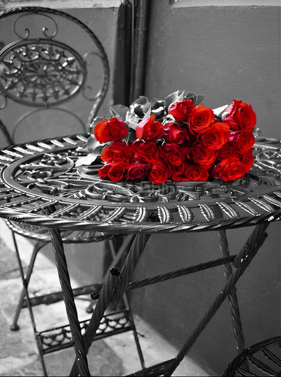 Belles Roses Rouges sur le Table Broderie Diamant