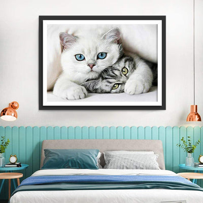 Chat Blanc et Chat Tigré Blottis Broderie Diamant