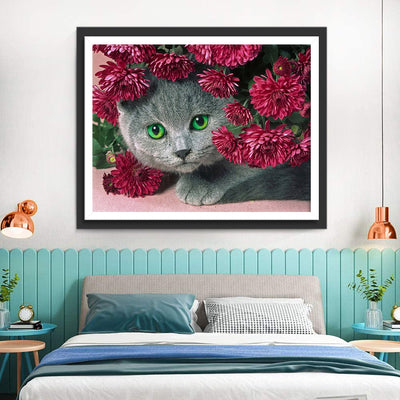 Chat British Shorthair aux Yeux Verts dans les Chrysanthème Rouges Broderie Diamant