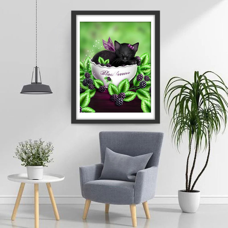 Chat Noir Dormant dans un Bol de Mûres Broderie Diamant