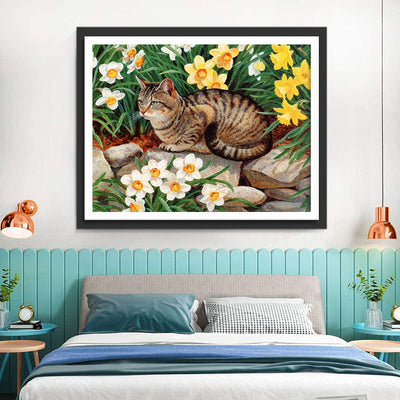 Chat Tanuki Allongé sur le Ventre dans Marguerites Broderie Diamant