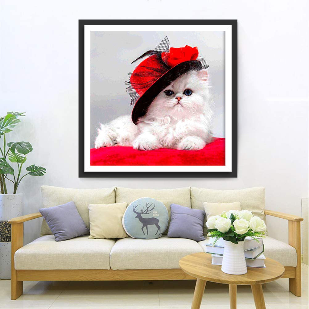 Chaton Blanc Elegant en Chapeau Rouge Broderie Diamant