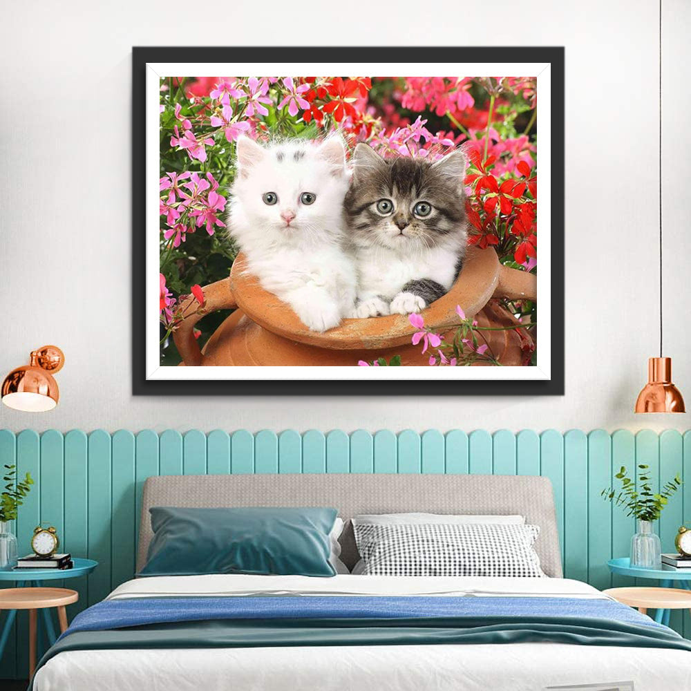 Chaton Blanc et Chaton Tigré dans Pot de Fleurs Broderie Diamant
