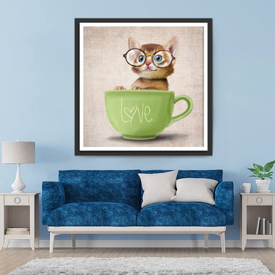 Chaton Orange Portant des Lunettes dans une Tasse de Café Broderie Diamant